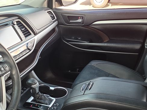 Used 2019 Toyota Highlander XLE AWD/4WD image 21