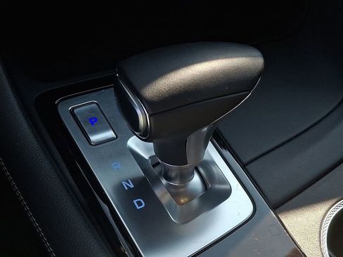 Used 2025 Genesis G70 2.5T image 19