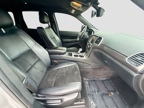 Used 2017 Jeep Grand Cherokee Altitude RWD image 29