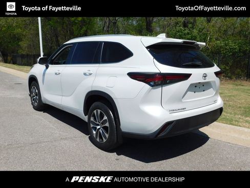 Used 2024 Toyota Highlander XLE image 3