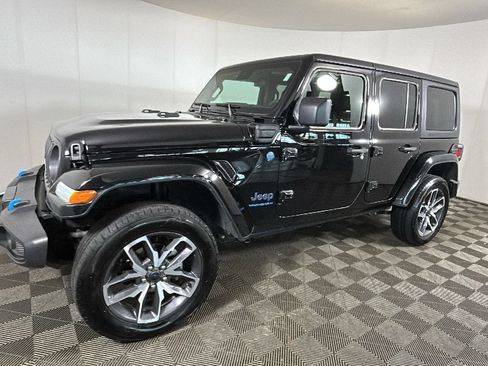 Used 2024 Jeep Wrangler Unlimited w/ Convenience Group AWD/4WD image 8