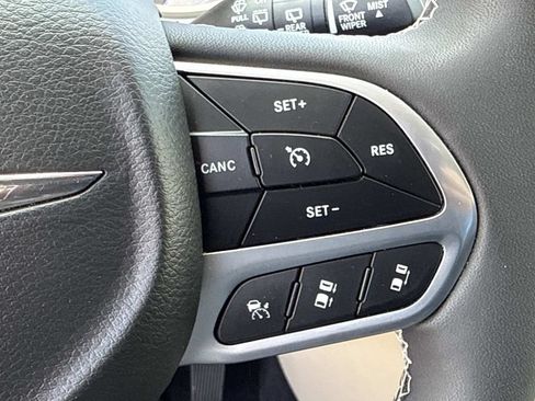 Used 2022 Chrysler Pacifica Touring-L AWD/4WD image 20