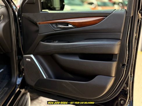 Used 2019 Cadillac Escalade Luxury AWD/4WD image 11