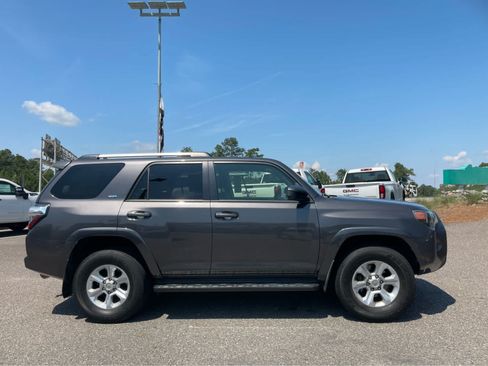 Used 2020 Toyota 4Runner SR5 AWD/4WD image 5