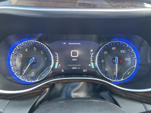 Used 2024 Chrysler Pacifica Limited FWD image 26