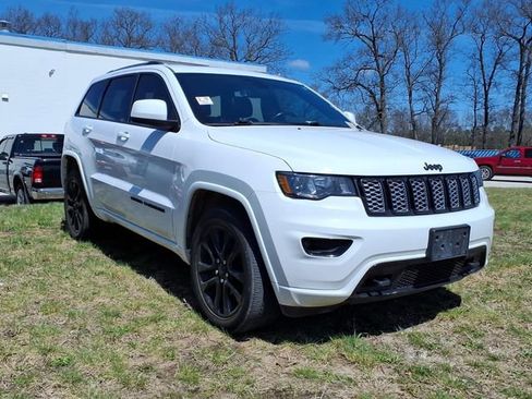 Used 2020 Jeep Grand Cherokee Altitude image 3