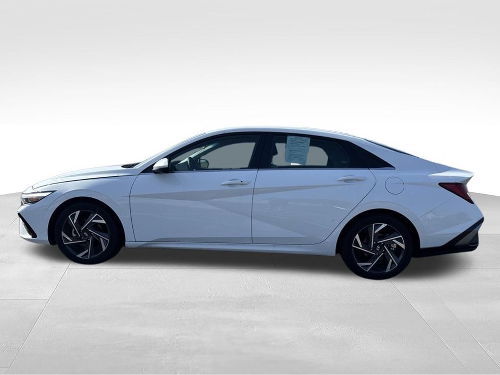 Used 2025 Hyundai Elantra SEL FWD image 8