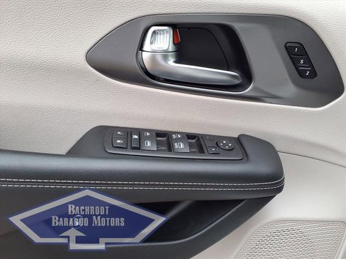 Used 2024 Chrysler Pacifica Select image 16