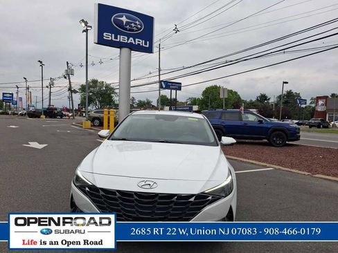 Used 2022 Hyundai Elantra Limited w/ Cargo Package FWD image 2