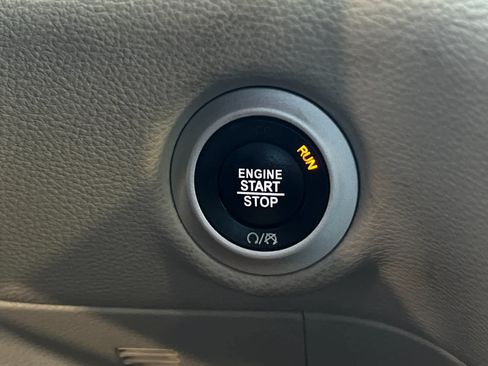 Used 2024 Chrysler Pacifica Limited FWD image 25