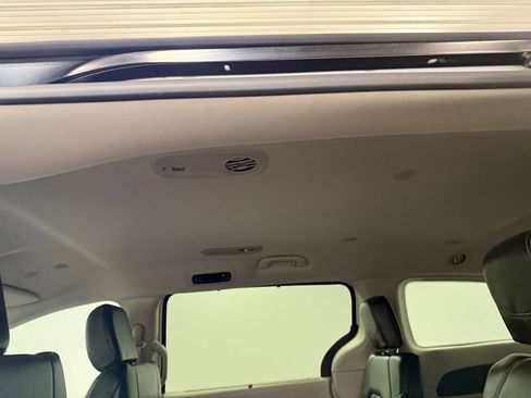 Used 2024 Chrysler Pacifica Touring-L image 10