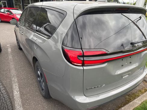 Used 2022 Chrysler Pacifica Touring-L w/ S Appearance Package FWD image 6
