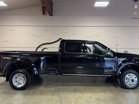 Used 2025 Ford F450 Platinum w/ FX4 Off-Road Package image 3