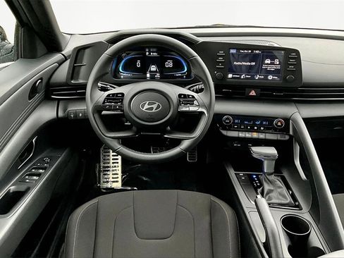 Certified 2025 Hyundai Elantra Sport image 5