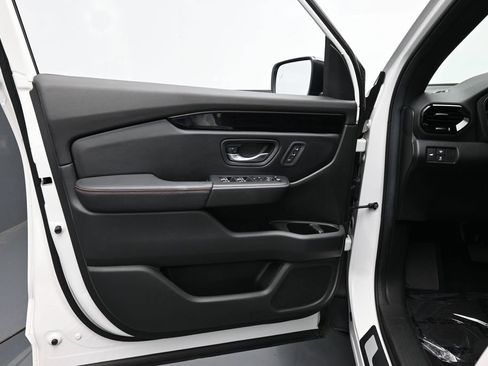 Certified 2025 Honda Pilot TrailSport image 18