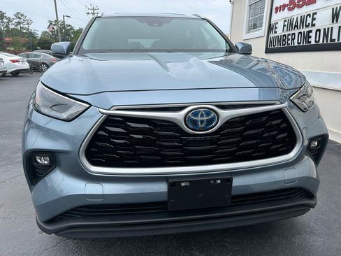 Used 2023 Toyota Highlander XLE AWD/4WD image 3