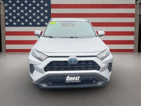 Used 2019 Toyota RAV4 LE w/ Carpet Mat Package image 4