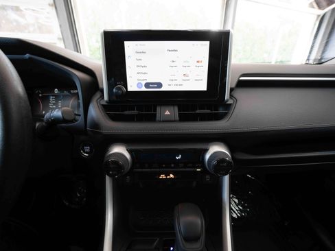 Used 2025 Toyota RAV4 XLE AWD/4WD image 17