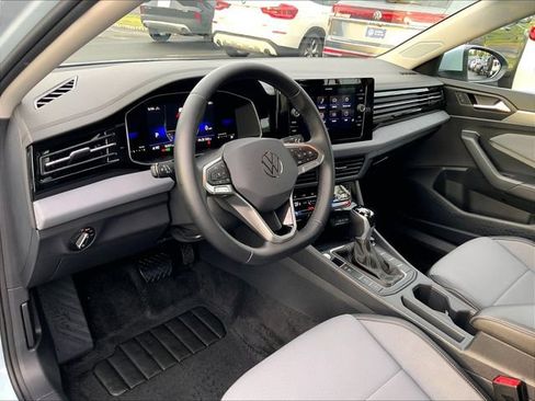 Certified 2025 Volkswagen Jetta SE FWD image 4