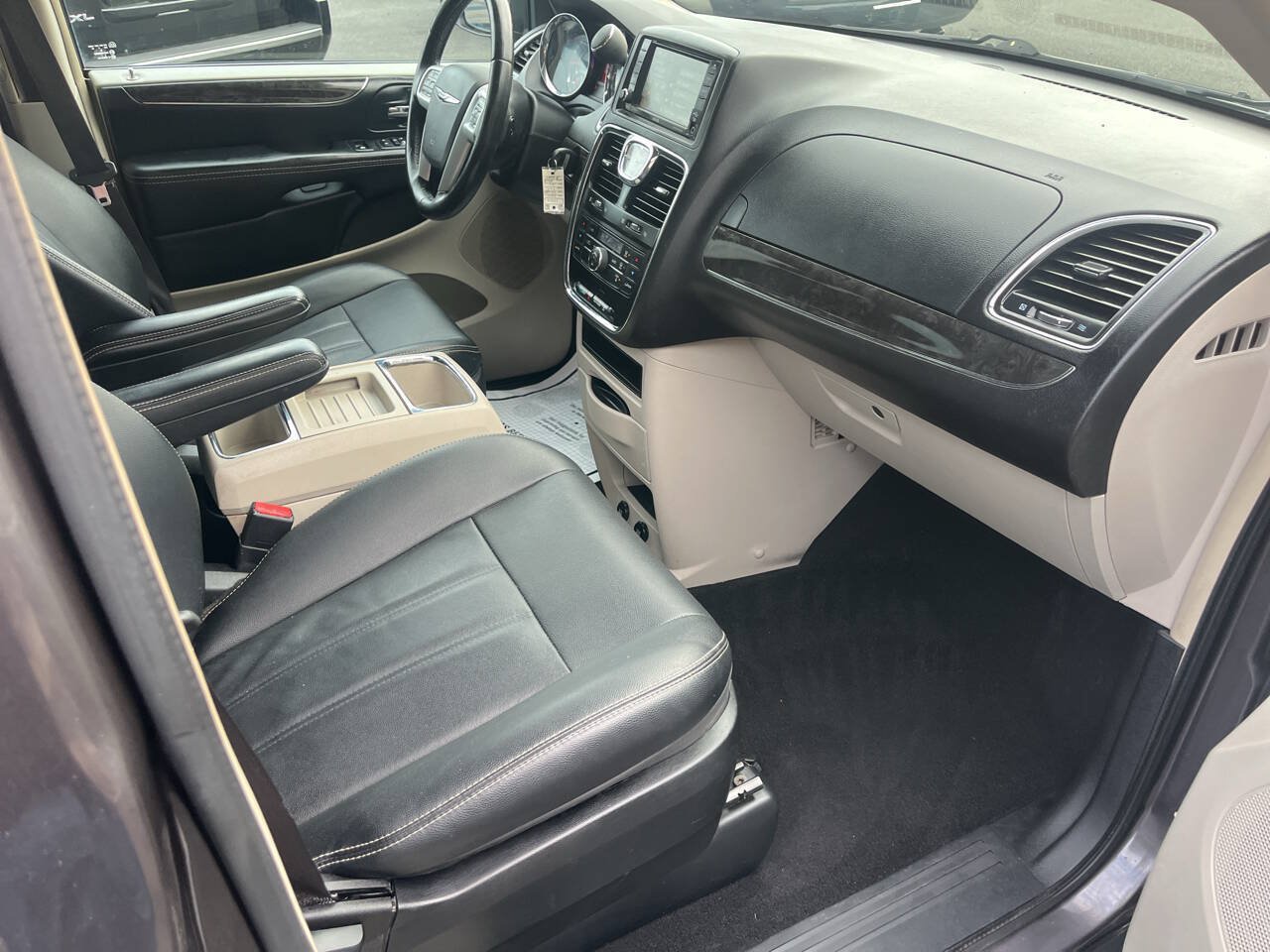 Used 2015 Chrysler Town & Country Touring FWD image 31