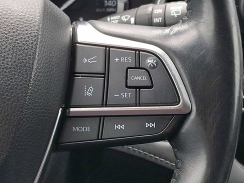 Used 2020 Toyota Highlander XLE AWD/4WD image 23