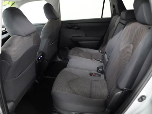 Used 2024 Toyota Highlander LE image 5