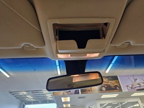 Used 2017 Ford Taurus SEL image 24