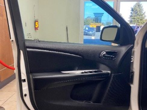 Used 2019 Dodge Journey SE image 13