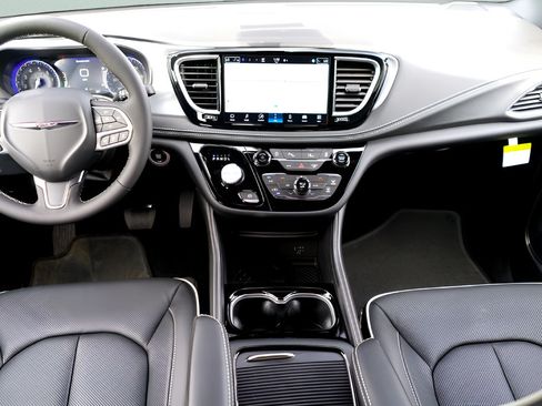 New 2026 Chrysler Pacifica Limited FWD image 21