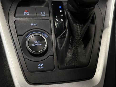 Used 2020 Toyota RAV4 LE w/ All Weather Liner Package AWD/4WD image 30