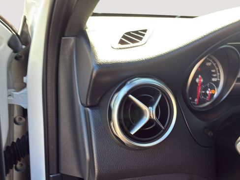 Used 2019 Mercedes-Benz GLA 250 4MATIC image 31