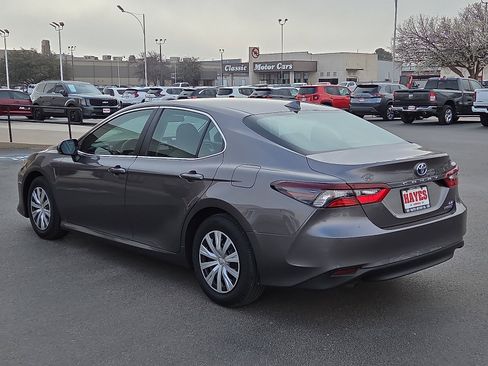 Used 2022 Toyota Camry LE image 3