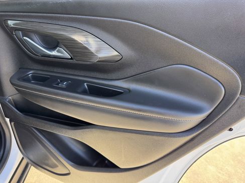 Used 2024 GMC Terrain SLT image 11