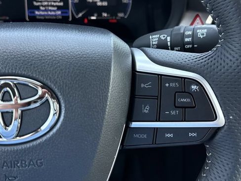Used 2025 Toyota Sienna Limited AWD/4WD image 19
