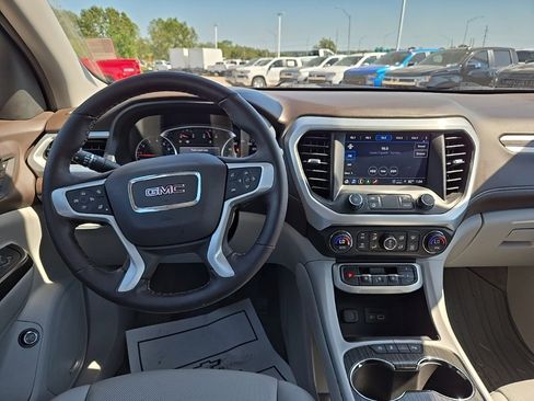 Used 2023 GMC Acadia SLT w/ Preferred Package image 16