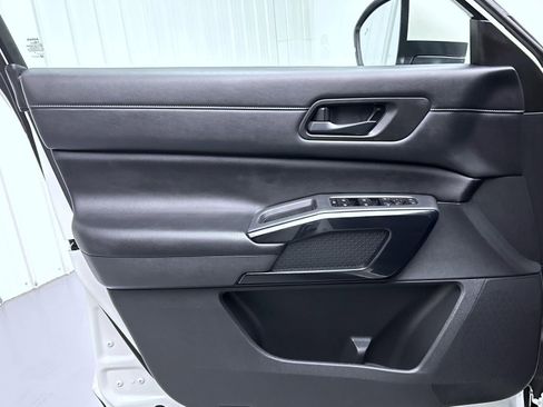 Used 2023 Nissan Pathfinder SV image 9