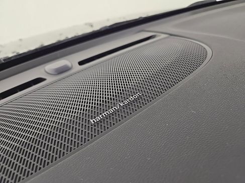 Used 2021 Volvo XC40 P8 Recharge w/ Advanced Package image 24