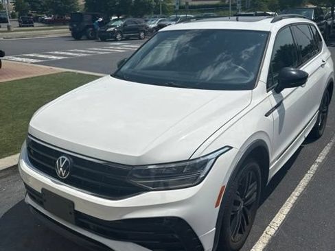 Used 2022 Volkswagen Tiguan SE R-Line AWD/4WD image 4