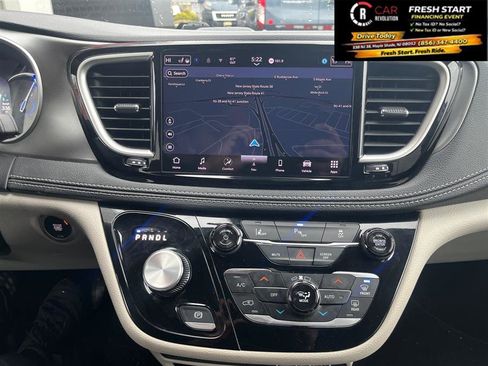 Used 2024 Chrysler Pacifica Limited FWD image 23