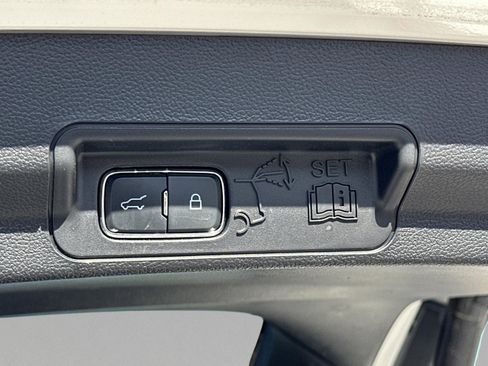 Used 2023 Ford Explorer XLT image 32