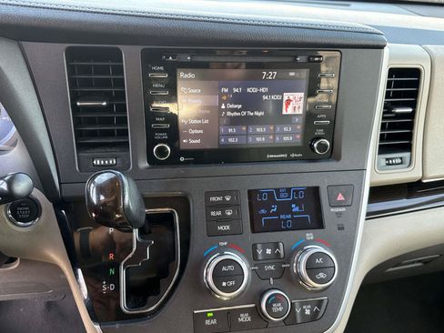 Used 2020 Toyota Sienna XLE FWD image 21
