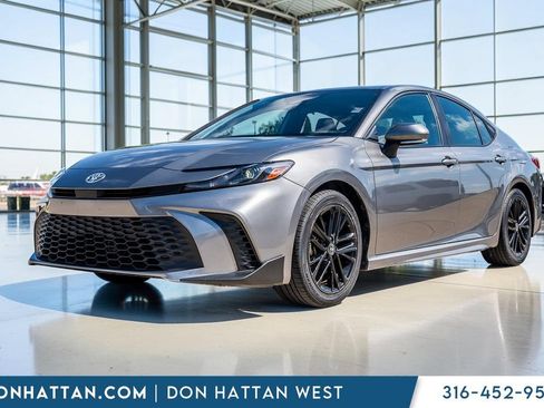 Used 2025 Toyota Camry SE FWD image 1
