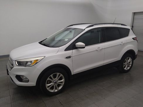 Used 2018 Ford Escape SE FWD image 2