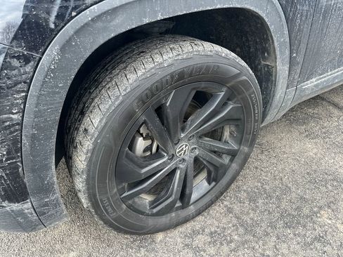 Used 2023 Volkswagen Atlas SE w/ Black Wheel Package image 2
