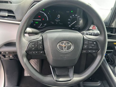 Used 2025 Toyota Sienna LE FWD image 11