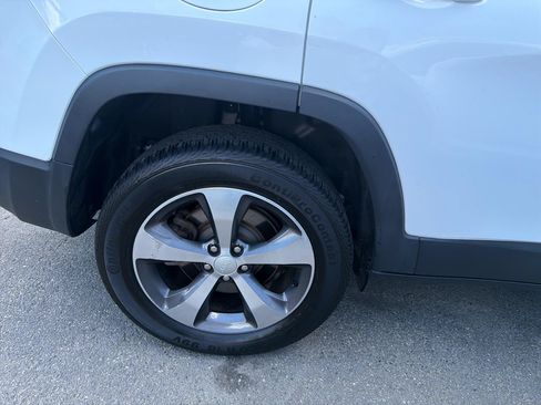 Used 2019 Jeep Cherokee Limited AWD/4WD image 5