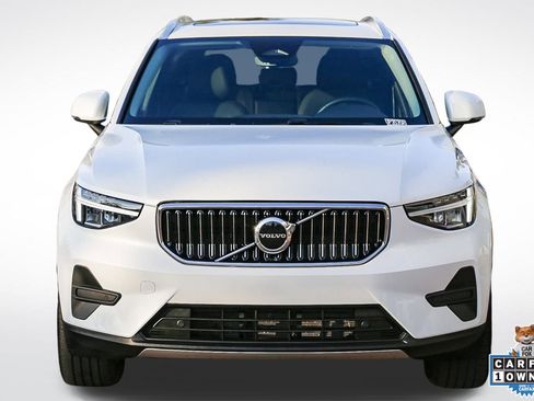 Used 2025 Volvo XC40 B5 Core image 2