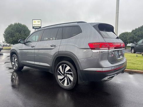 Used 2024 Volkswagen Atlas SE w/ Black Wheel Package FWD image 4