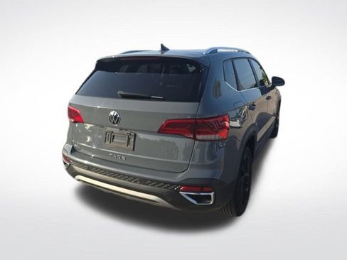 Used 2022 Volkswagen Taos SEL w/ Panoramic Sunroof Package FWD image 4