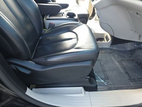 Used 2022 Chrysler Pacifica Touring-L image 40